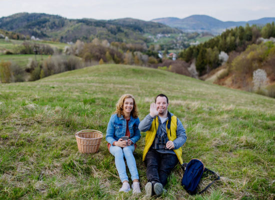 Behinderung-Wandern-DownSyndrom-AdobeStock_526707260