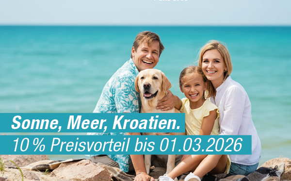 Familie mit Hund am Strand