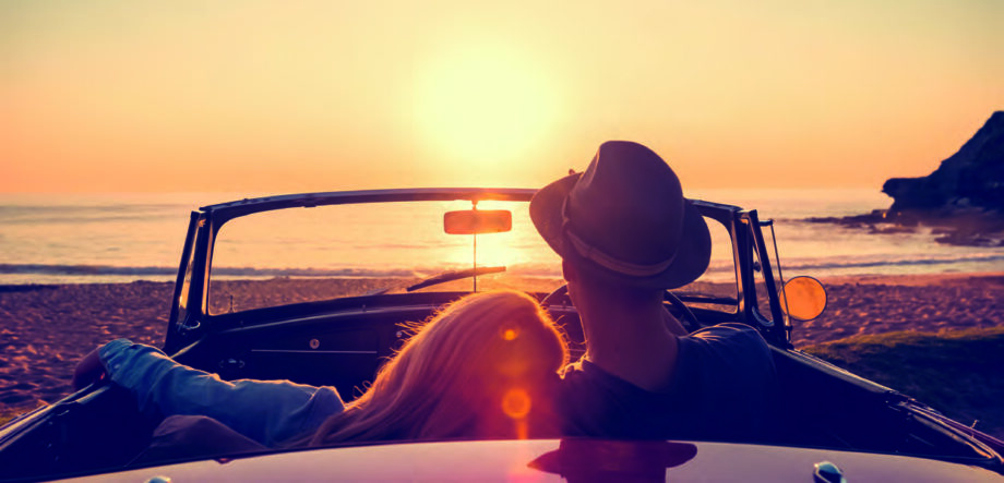 Paar in Auto - berge & meer