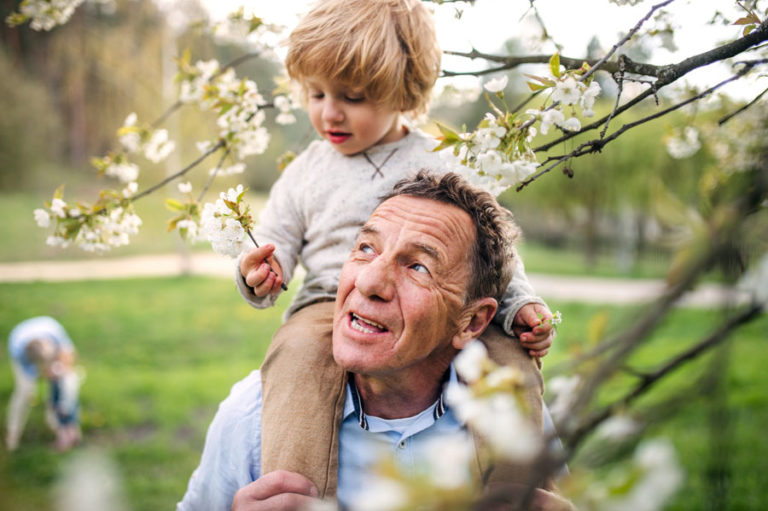 Opa hat Enkel auf den Schultern in der Natur