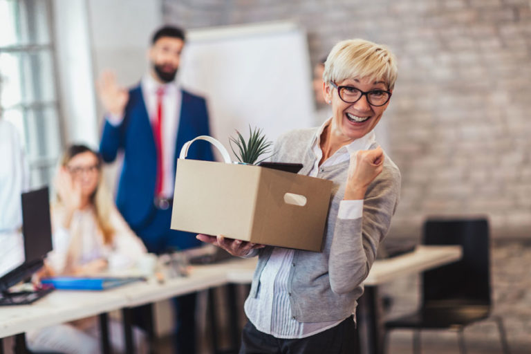 Frau geht in Rente und verlässt das Büro freudig