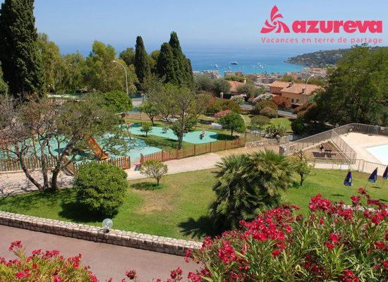Azureva - Feriendorf Roquebrune - Pool und Spielplatz mit Blick auf das Meer