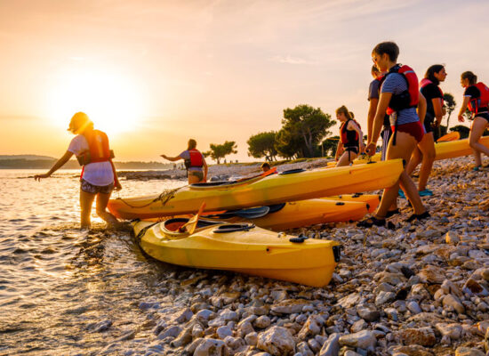 beach-camp-medulin-meer-sonnenuntergang-kajak