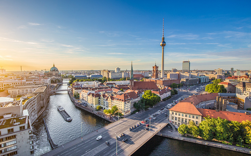 Berlin aus der Vogelperspektive mit Blick auf die Spree