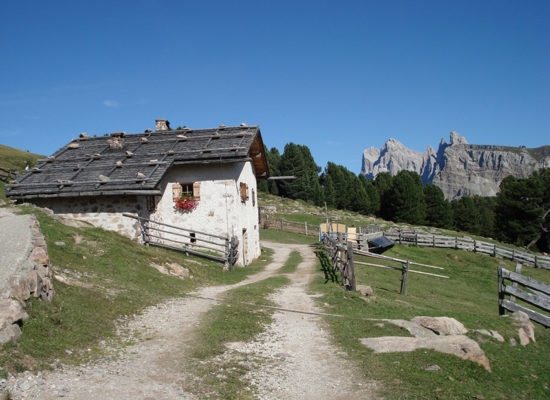 brixen-moarhof-wanderung-huette-berge