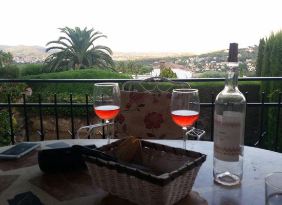 calonge-blick-von-terrasse-weinglas