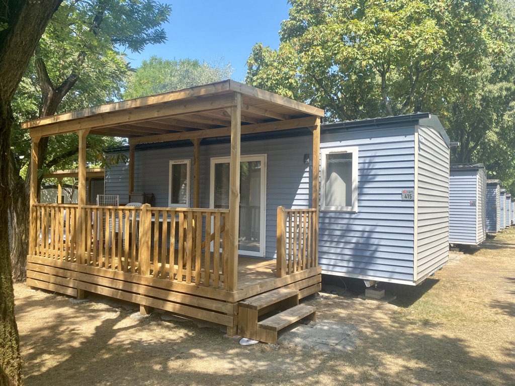 Camping Cisano die Bardolino - Mobilheim mit Holzterrasse