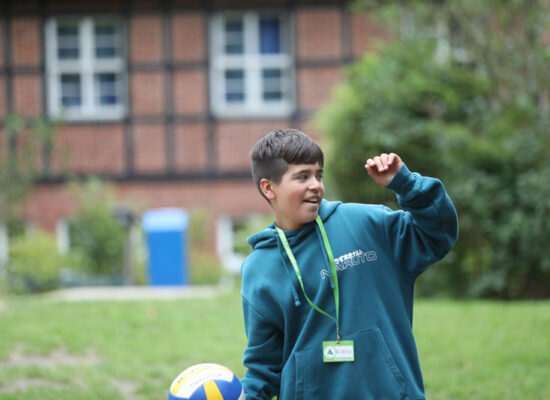 feriencamp-mölln-lauenburgische-seen-junge-ball
