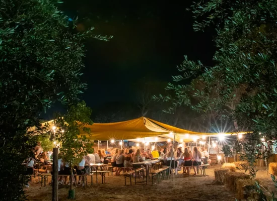 friendsclub-tarquinia-italien-camp-at-night