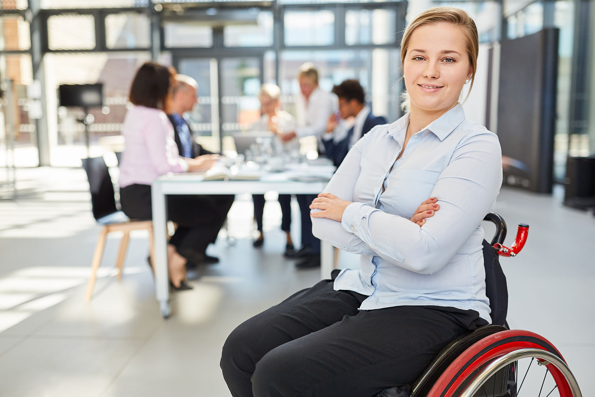 Selbstbewusste Geschäftsfrau im Rollstuhl im Meeting