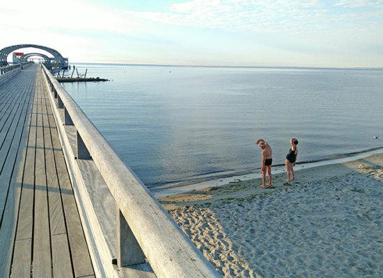 Kellenhusen Ferienhaus Nixe - Frühsport am Strand neben der Seebrücke