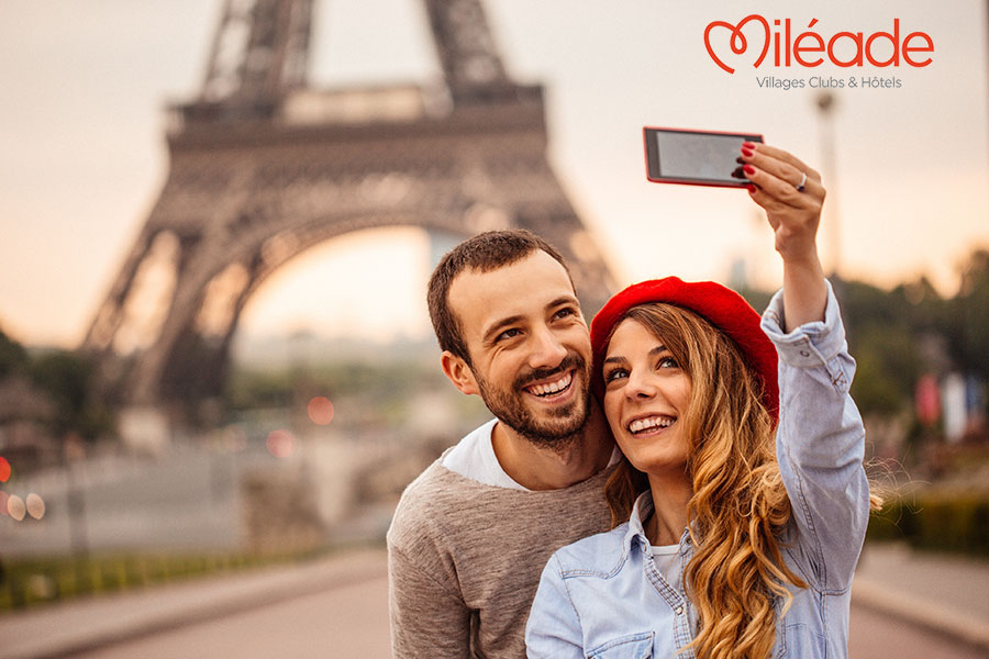 Miléade - Paris Selfie von Pärchen vor dem Eifelturm