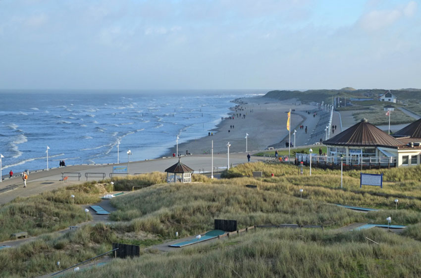 Norderney - Blick auf den Sandstrand aus den Dünen