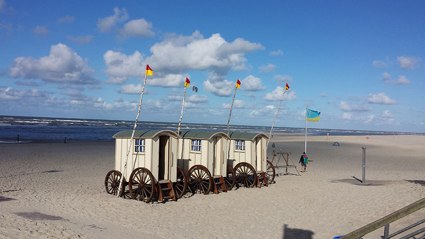 Norderney - Strand mit Umkleidewagen