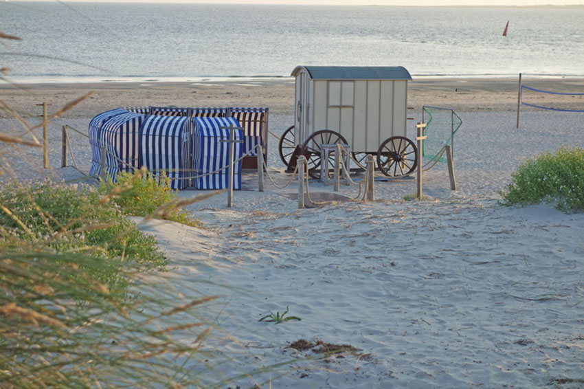 Norderney - Strand mit Strandkörben und Umkleidewagen