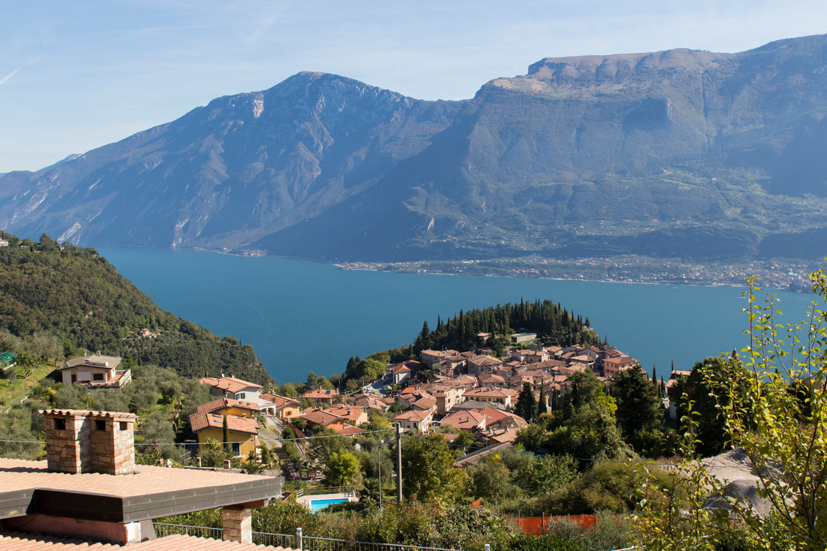 Blick von Anlage Piccola Italia Ressort auf den Gardasee