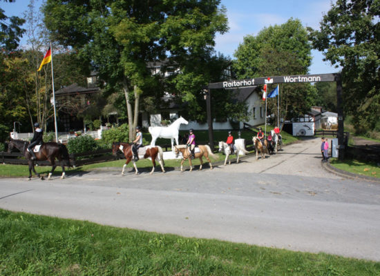 reiterhof-wortmann-spenge-ausritt-gruppe