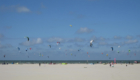 Kitesurfer am Strand von Renesse