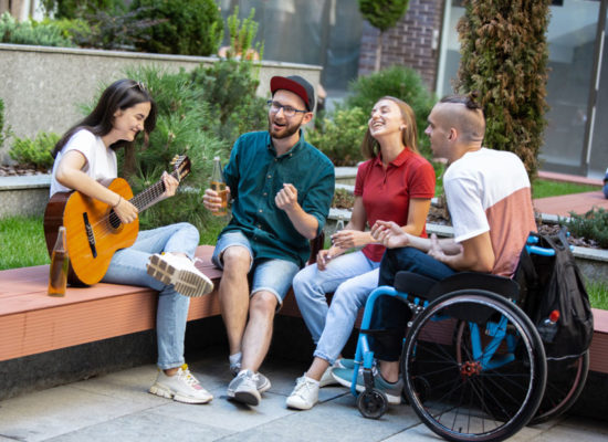 rollstuhlfahrer-musik-sommer-bier-wastrinken-AdobeStock_371030171