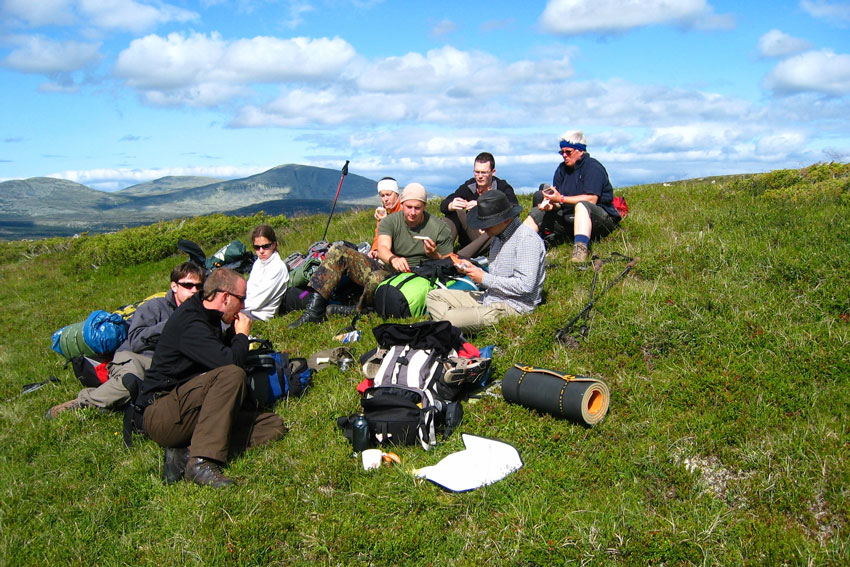 rucksack-reisen-aktivcamp-idre-sommer-aussicht-pause
