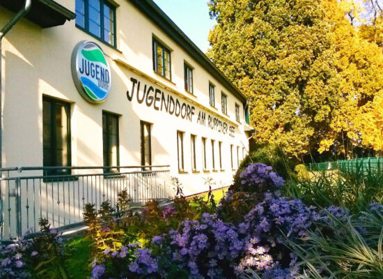 sprachcamp-in-den-herbstferien-gnewikow-jugenddorf-gebaeude