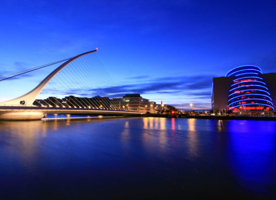 sprachreise-dublin-bruecke-stadt-abend