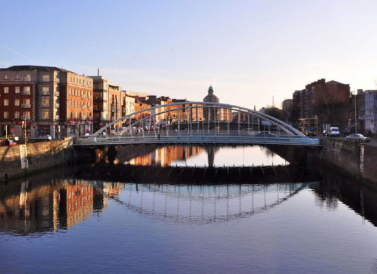 sprachreise-dublin-pixabay-bruecke-fluss