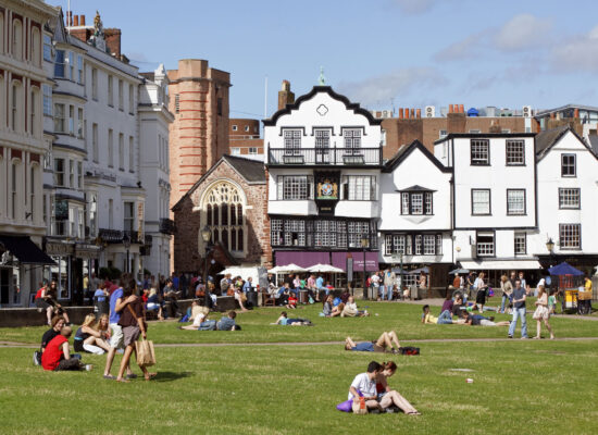 sprachreise-exeter-england-cathedral-square-gross