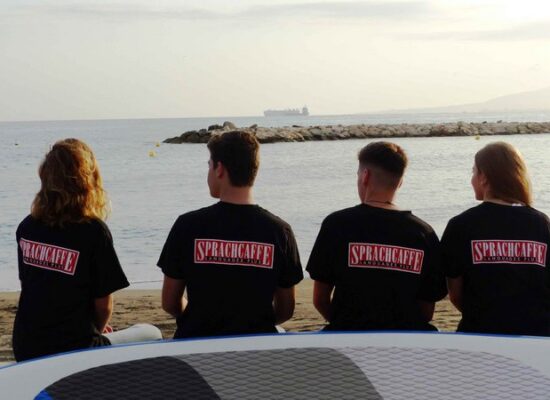 sprachreise-malaga-spanien-strand-gruppe