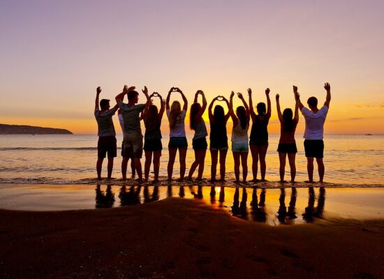 summer-chill-camp-viareggio-italien-gruppe-sonnenuntergang