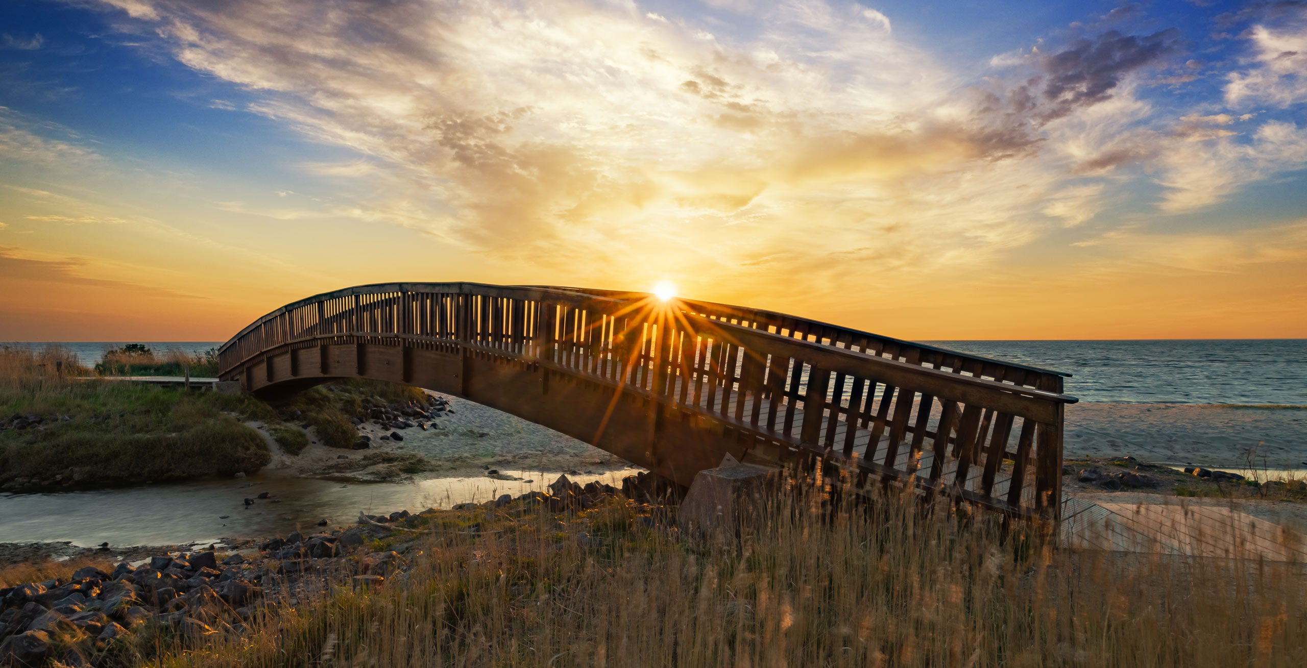 Brücke vor Sonnuntergang auf Sylt - Bild von Tilman von Meltzer