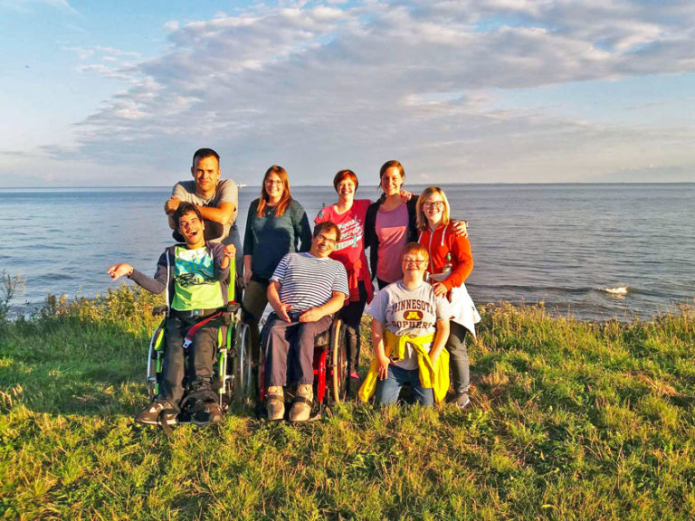 yat-reisen-jugendliche-mit-behinderungen-gruppe-meer